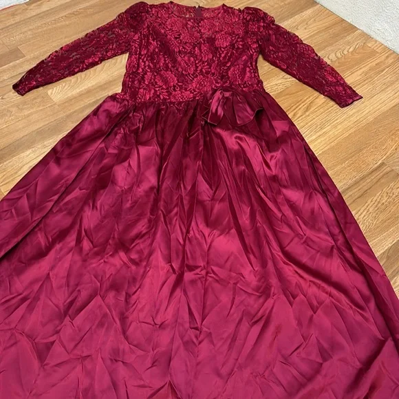 Vintage unbranded luxurious red satin and lace long sleeve maxi gown. Size 18W. - Picture 7 of 17